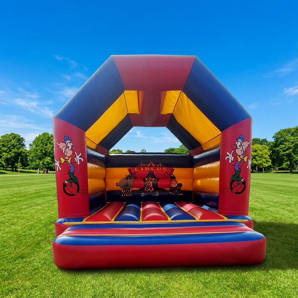 Springkussen met circusthema en dak, 5 bij 4,5 meter bij Revando Verhuur in Maarheeze
