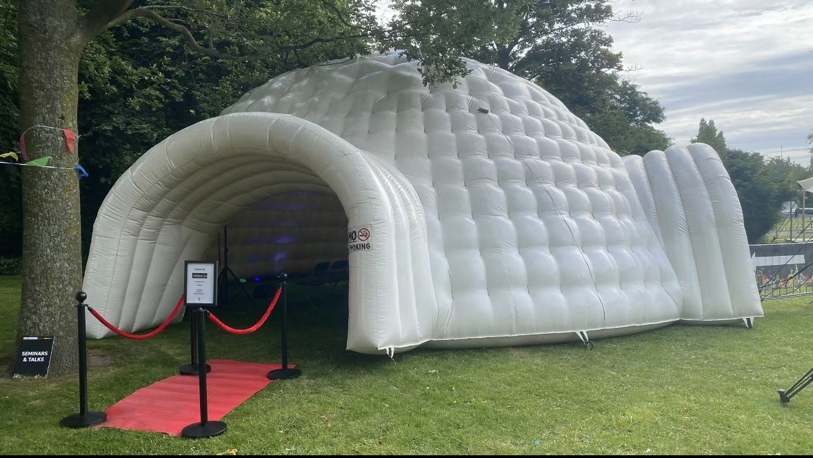 Opblaasbare dome XL tent/ iglotent huren diameter 8 m