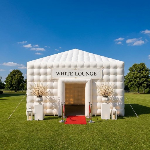 Witte opblaasbare feesttent van 7 bij 11 meter op een grasveld huren bij Revando Verhuur in Maarheeze