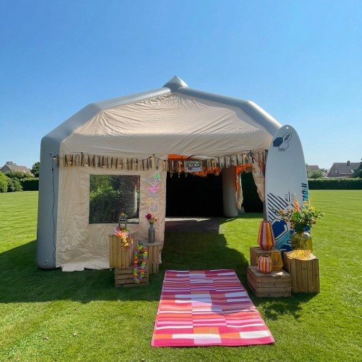 Opblaasbare beachbar van 6 bij 5 meter met open zijwanden en ramen huren
